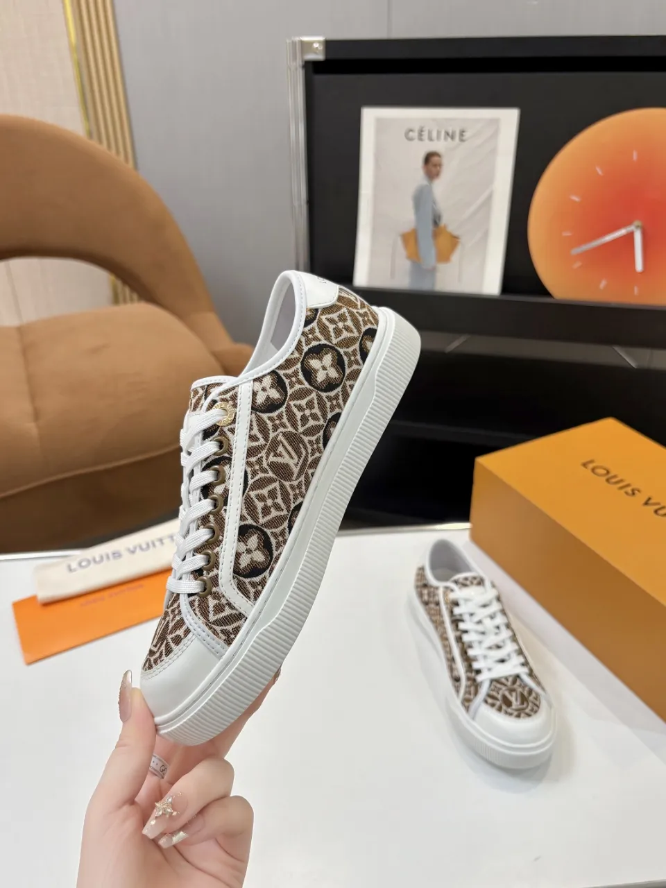 p580🐮🐮 LV couple skate shoes｜Classic jacquard, the ultimate code for a sweet outing! 👫** This pair of shoes is Louis Vuitton's love letter to fashionistas💌 - **classic presbyopic skate shoes**, the perfect choice for couples to go out on the street!  🔸 **Luxury details are a must-have**: Jacquard fabric  🔸 **So comfortable that you don’t want to take it off**: The sheepskin lining is skin-friendly and breathable, warm in autumn and winter without stuffing your feet, refreshing in spring and summer without being sticky, and you can wear it with a high-end feel in all seasons!  🔸 **Steady sense of security**: Non-slip rubber outsole, perfect grip, accompanying you through romantic streets.  **💑 Couple outfit inspiration**: ▪️ For boys, pair with leggings + baseball cap for a trendy street look!  ▪️ Girls can wear short skirts or shark pants, and the sweet and cool style is easy to choose~ **#Louis Vuitton #couple shoes #presbyopia classic** **👉 Click to collect and become the most fashionable CP in the circle of friends with him! ** Fabric: Imported cowhide/classic jacquard fabric Lining: Sheepskin lining Sole: Original rubber sole Size: Women’s size 35-42 (40/41/42 customized) Men’s size 39-45 (39.45 customized)